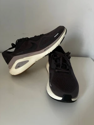 Nike React löparskor svart/grå - Nike React sneakers structure 26 i svart och mörkgrått med vit och beige sula. Ovandelen är i mesh för bra andningsförmåga och har snörning. Snygg sportig design med diskret Nike-logga på sidan och reflexdetaljer baktill. Perfekta för dig som gillar att springa eller vill ha en clean look. Skorna är använda endast engångs. Säljer den pågrund av att dom är försmå. https://www.zalando.se/nike-performance-structure-26-vaegloeparskor-med-ashblackcollege-greycoconut-milkmed-brown-n1242a2z0-c11.html