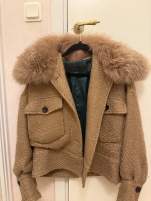 Beige pälsjacka från Meotine XS/S - Säljer en beige pälsjacka från Meotine i storlek xs/s