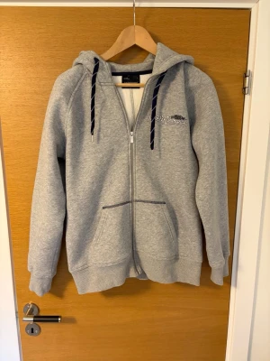Peakperformance hoodie - Tja, säljer en peak hoddie som passar ca 170-180 cm perfekt. Använd sparsamt så därav skick 9,5/10.  Nypris typ 1700:-. Hör av dig vid intresse!🔥 