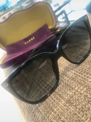 Gucci solglasögon - GG0022S, Knappt använda, fint skick och inga repor eller liknande!