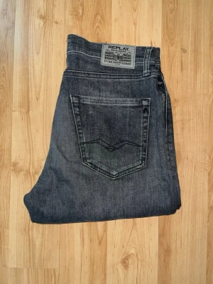 Replay jeans - Snygga Replay gråa jeans tvätt med raka ben och uppvikta benslut. Midja 34cm, längd 92cm. OBS storlekslappen saknas men jag skulle uppskatta jeansen till W30, L30 MEN utgå efter måtten! Obs jeansen har en diskret direkt på sidan av låret - se bild.JAG SKICKAR EJ FLER BILDER NÄR JAG BÄR JEANSEN! för bättre inblick i passformen rekommenderar jag att googla på modellnamnet. För storleksguide kolla måtten noggrant då jeansen alltid kan vara uppsydda heller krympta och jag ej tar emot returer :) s5,2