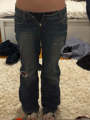 Lågmidjade vintage jeans  - Lågmidjade blåa jeans från Levis, från 2000-tal. Det står att de är straight fit men jag skulle mer säga en relaxed bootcut ish. Inga defekter förutom kanske slitna längst ner vid hälen (sista bilden). 