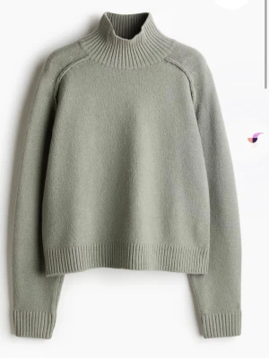 Salviagrön polotröja från H&M, storlek L - Säljer en salviagrön polotröja från H&M i storlek L. Den är dock väldigt liten i storleken och passar mig som har S/M. Tröjan har en hög ribbad krage, långa ärmar och ribbade muddar vid ärmslut och nederkant. Materialet är polyester, akryl och ull