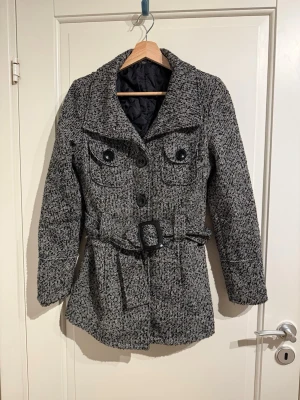 Grå/svart kappa med bälte - Skön kappa med klassiskt mönster! 