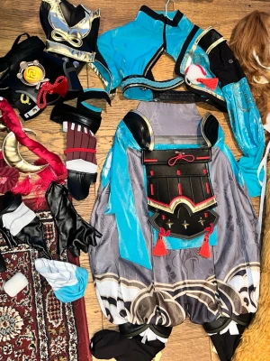 Gorou cosplay dokidoki SR - Säljer min gorou cosplay från dokiodki Se version som inte längre går att köpa på hemsidan. Jag har använt den ungefär en eller två ånger. Cosplayen inkluderar svans öron och peruk men saknar lila hår pinnen som ska vara med. Den är i väldigt bra kvalité och fortfarande bra kondition. Storlek S men passar nog M och XS med. Visionen funkar med batterier.