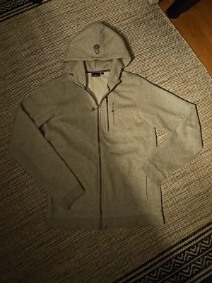 Sail Racing Hoodie Grå STL 176 - Inga slitningar knappt några tecken på användning.