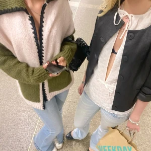 eftertraktad grön och rosa zara kofta - Säljer min superfina gröna och rosa zara kofta (vänster om bilden) 🌟 supersnygg,  knappt använd! Tveka inte om att skriva om ni har frågor 🥰. Andra bilden är min. Priset går att diskuteras 🥰