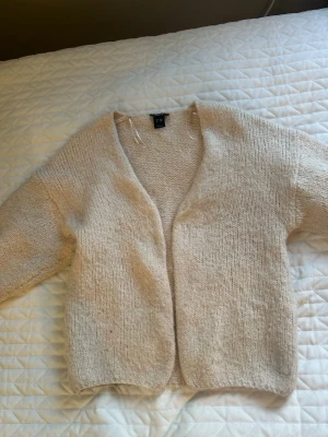 Beige stickad kofta från Lindex XS/S - Mysig och enkel beige stickad kofta från Lindex i storlek XS/S. Koftan har inga knappar framtill.