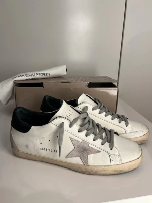 Vita Golden Goose - Säljer dessa feta Golden Goose | Storlek 46 | Skick 8/10 | nästan nyskick | priset kan diskuteras vid snabb affär | Låda och dustbag finns | skicka dm vid frågor