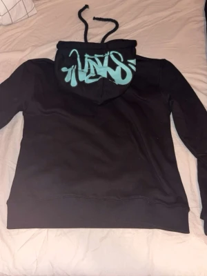 Syna world tracksuit - Sällsynt syna world tracksuit, med många små fina detaljer som inte syns på bilderna. Använts knappt, men av de skönaste materialen som finns när de kommer till dressar och riktigt varm.