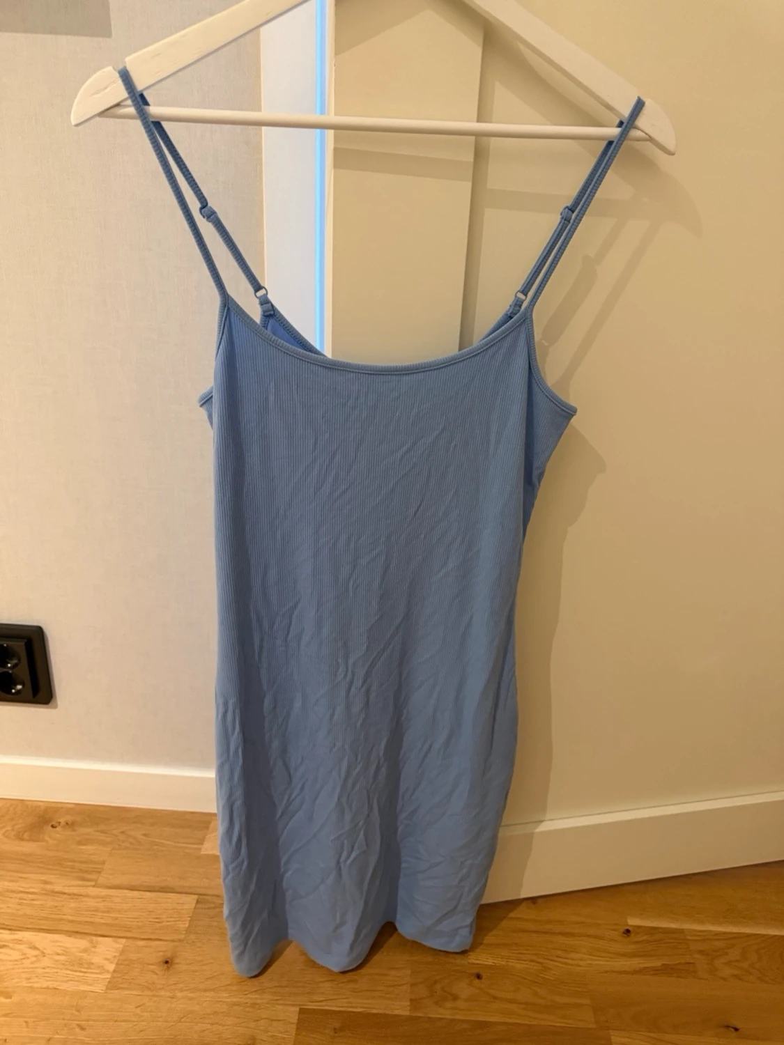 Ljusblå ribbad klänning med smala axelband