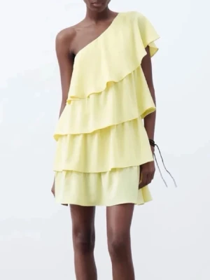 Gul Zara klänning - Super in och populär Zara klänning. Använd fåtals gånger