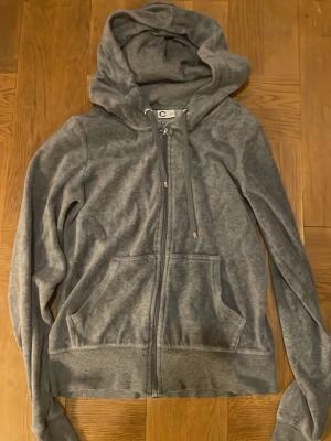 Zip up hoodie Cubus - En grå zip up hoodie från Cubus i färgen grå. Den är gjord på bomull och polyester. Den har snören för hoodien. Dragkedjan funkar bra. Inte kommit till användning. Pris kan diskuteras.