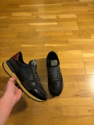 Valentino rockrunner  - Hallööö!!! Säljer ett par riktigt schysta valentino rockrunner 💙. Skorna har används ett tag men inga defekter eller liknande! Skick 8/10, en bra tvätt så är det som helt nya! Allt og med följer. Ställ gärna frågor vid någon fundering!!!