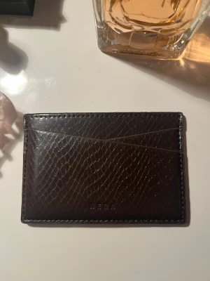 Plånbok Wera - snygg korthållare i läder från åhléns/wera❣️aldrig använd, nypris 199kr🩷pris kan diskuteras! skriv för frågor/bilder/mått💕❣️