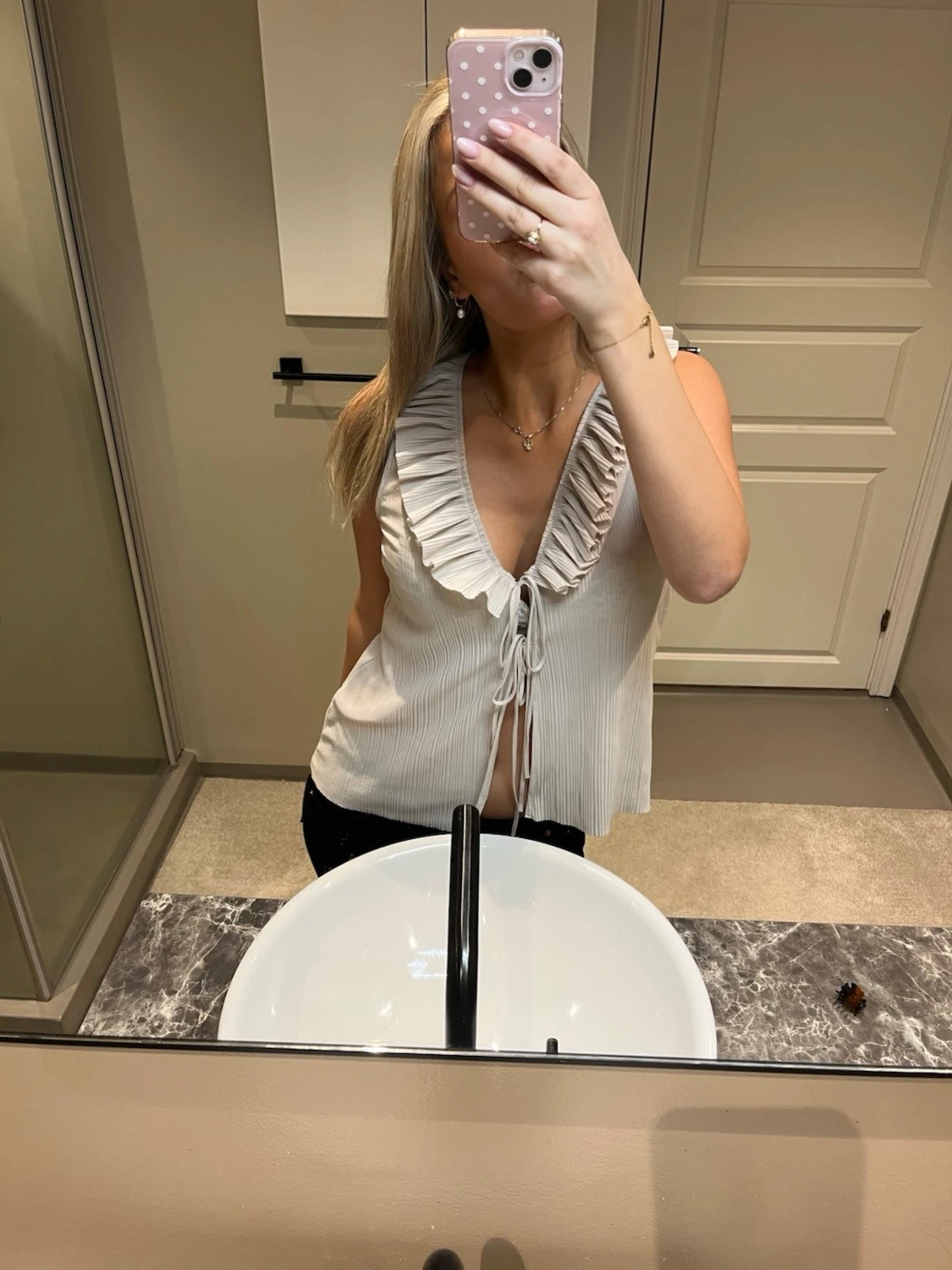 Beige ärmlös blus med volang