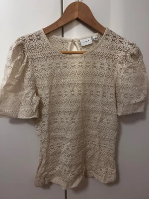 jättefin blus från vila i storlek xs!! - en väldigt fin blus från vila i spetsmatrial, med lite puff på axlarna! väldigt fint skick använd en två gånger❤️