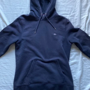 Gant hoodie - Skönt game hoddie i storlek M. Inga defekter alls och använd fåtal gånger. Skriv vid funderingar 