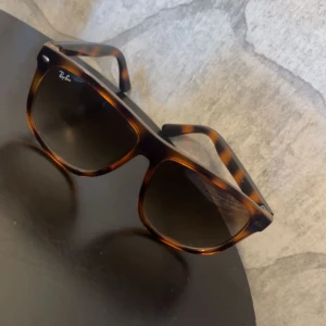 Ray-Ban Wayfarer solglasögon - Ray-Ban Wayfarer, no size använda ett par gånger. Hör av dig för fler frågor 
