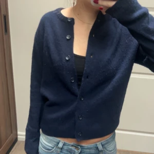 Mörkblå kofta - En stickad mörkblå kofta med svarta knappar från Zara. Koftan är stickad vilket gör den perfekt till kalla höstdagar. 💞