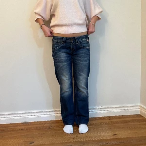 Replay jeans - Lågmidjade jeans från Replay💓 Midjemått(rätt över): 40 Innerbenslängd: 73 Lårmått(rätt över): 24  Köp gärna via köp nu, skriv om ni har några frågor💓