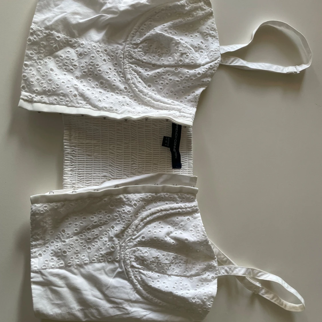 Vit broderad korsett från French Connection