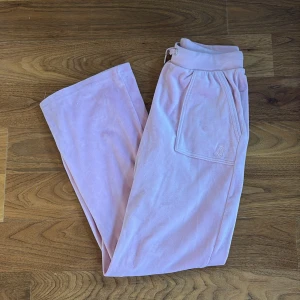 Ljusrosa juicy byxor  - Ljusrosa juicy byxor. Nästan aldrig andvända.💗 (dom har en knapp på varje ficka av någon anledning men dom är riktiga o köpta på Zalando)