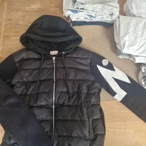 Svart pufferjacka  - Säljer en svart pufferjacka som sitter riktigt skönt och bra för den som passar i den använd cirka 3-4 gånger!