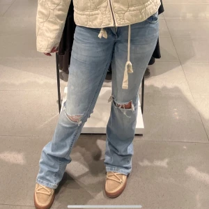 Lågmidjadejeans med hål Nelly  - Storlek 34 men passar 36 oxå. Sparsamt använda. Köpte för 699 och knappt använt de💕