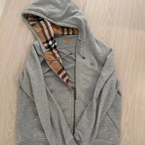 Burberry Hoodie - Skick 8/10 Använd rätt flitigt under en period men samlar nu dam och inte använts på ett tag därav säljs den, label/prislapp ingår!