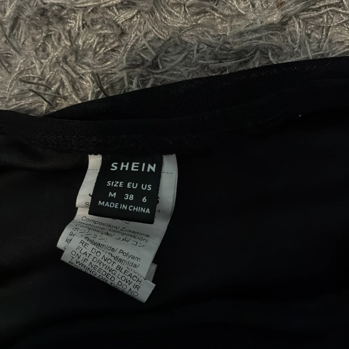 Svart kortkjol med rynk från SHEIN - 1