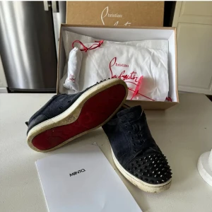 ÄKTA Loubs mörk blåa - Tjena säljer nu mina loubs som ja har haft cirka i ett år köptes för runt 5k, Äktehets bevis finns!!  Extra nitar och även skohornet 2 påsar för skorna osv, Pris går att diskutera 