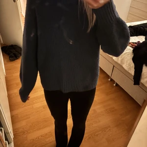 Mörkblå stickad tröja från BikBok - Mysig mörkblå stickad tröja från BikBok i storlek XS.