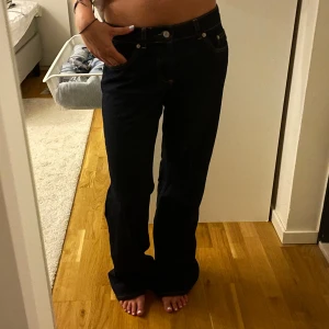 Mörkblå vida jeans  - Säljer populära NAKD jeansen då de är lite stora. Knappt använda❤️något stora i storleken