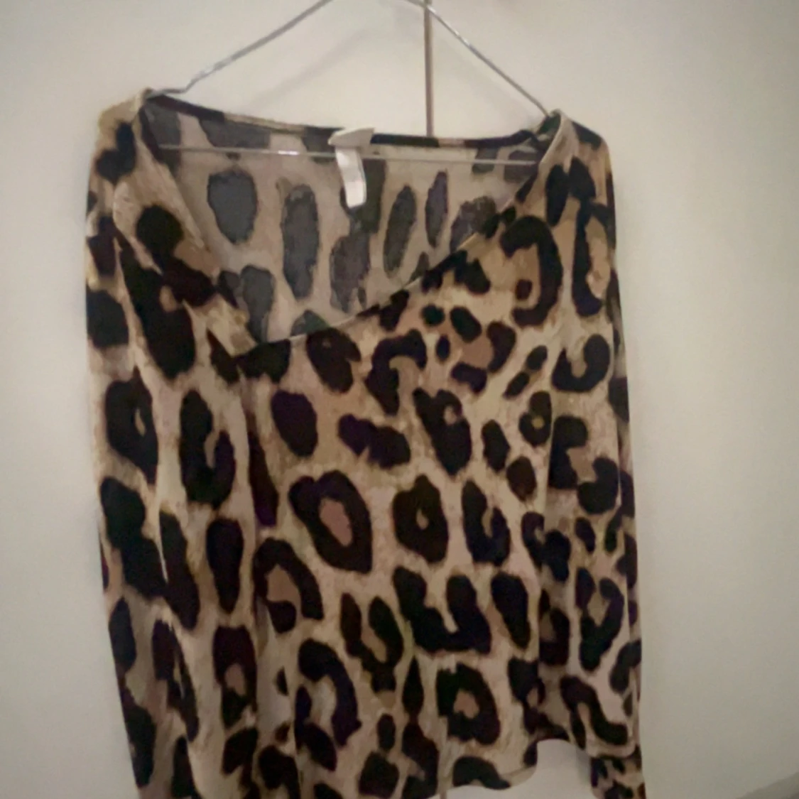 Leopardmönstrad långärmad tröja