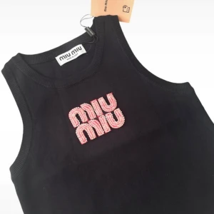 Svart linne  - Svart linne med rosa broderad logga🩷passar XS-M