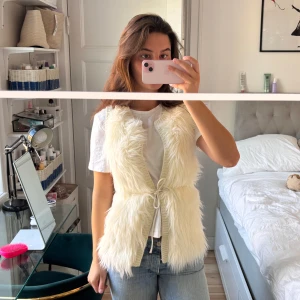 Väst!  - Så fi ”päls” väst kan både ha den med ett band i midjan eller utan!