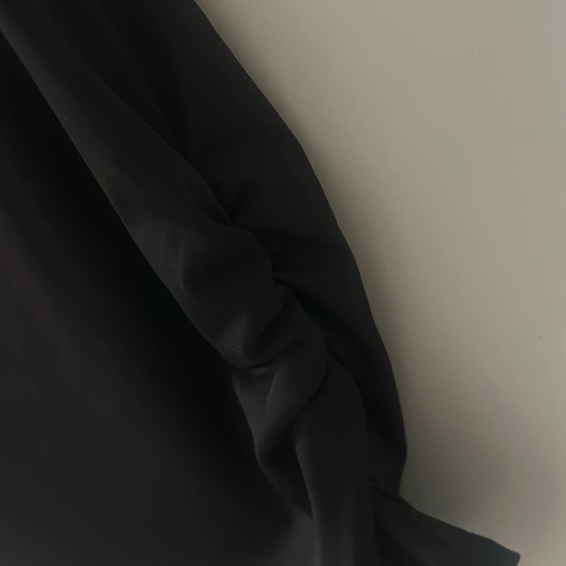 Svart kortärmad topp med twistdetalj - 1