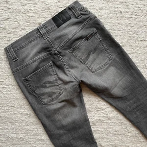 Nudie Jeans ”Thin Finn” - Säljer nu dessa sjukt feta nudie jeans i den populära slimfit modellen ”Thin Finn” | På lappen står 28/34 men dessa är kortade till att passa dig mellan 162-170! | Hör av dig vid minsta fråga eller fundering!