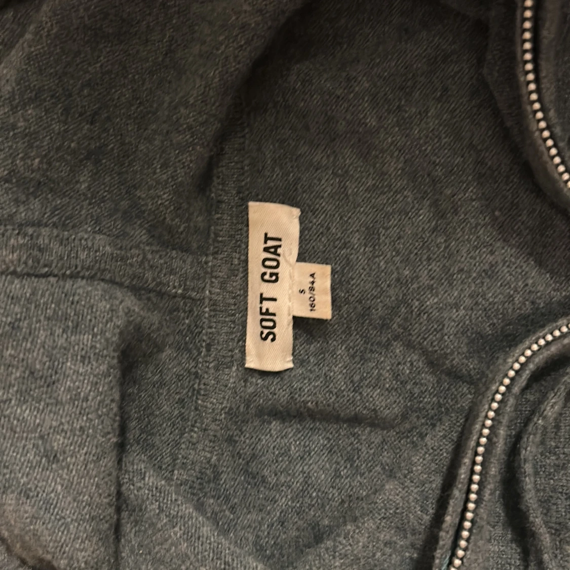 Grå hoodie i kashmir från Soft Goat - 1