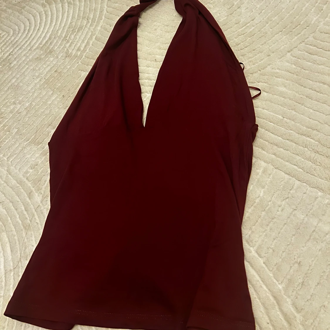 Vinröd halterneck topp med knyt