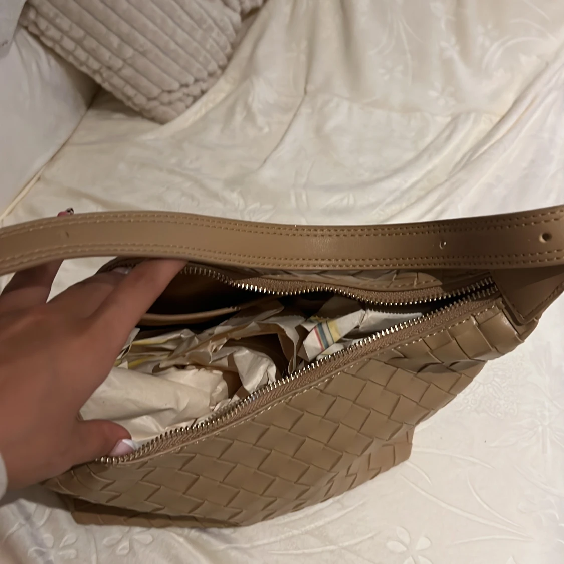 Beige axelväska i flätat skinn - 3