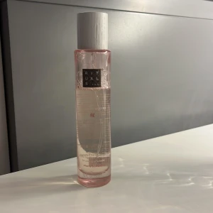 Rituals body mist - Fräsch och blommig parfym mist från Rituals i serien Sakura. Rosa glasflaska! Pris kan diskuteras ganska mkt❣️