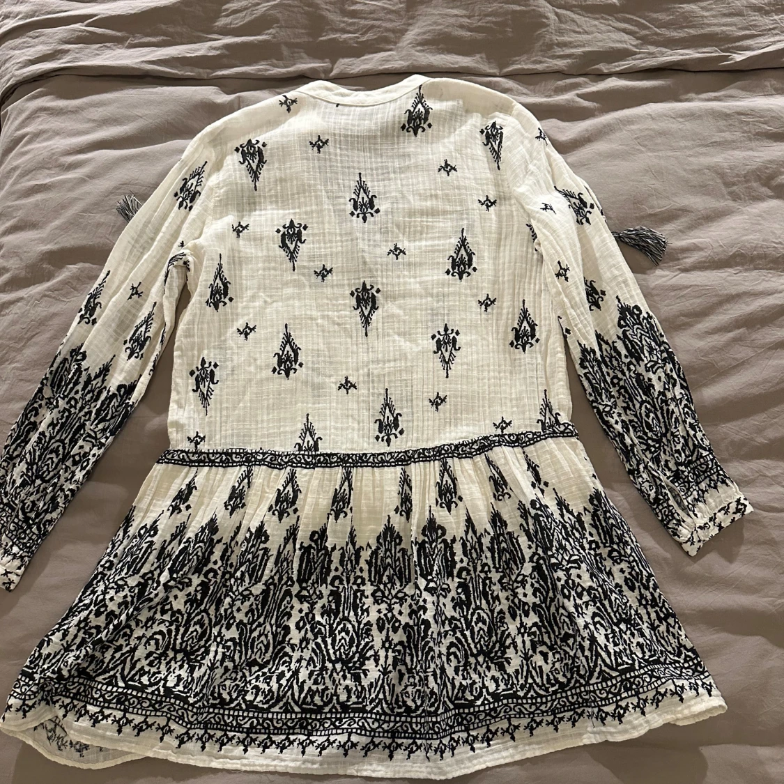 Vit och svart mönstrad klänning från Zara - 1