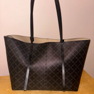 Tote bag från By Marlene Birger  - Superfin Marlene Birger väska! Köpt för ett år sen. Bra skick bortsett från slitningar på axelbanden som lagats med gorilla tejp, hör av er för fler bilder eller frågor💕Mått: 28x48x12.5                                                               
