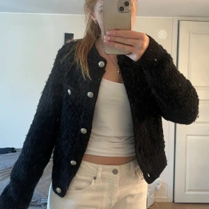 Svart kofta - Jätte skön med silvriga snygga knappar! 