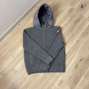 Moncler cardigan - Säljer nu min helt nya M*ncl*er cardigan i storlek M som är färgen grå, plastpåse och tags som tillhör den medföljer. Finns absolut inga hål eller andra konstigheter med cardiganen!!!!