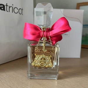 Viva La Juicy - Säljer Viva La Juicy 50 ml då jag fick fel parfym i present. Aldrig använd. Nypris 875 💞
