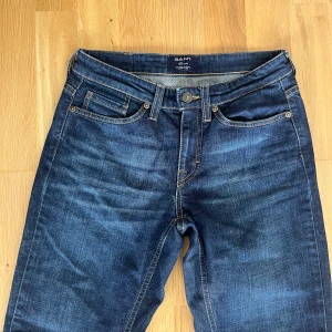 Mörkblå jeans från Gant W27/L32 - Nästan helt oanvända jeans från Gant med raka ben som passar både tjejer och killar. Nypris 1299 kr. Skriv gärna för fler bilder och vid frågor, köparen står för frakt. Pris kan diskuteras! 💕