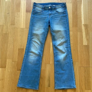 Snygga jeans! - Super sköna och snygga jeans, har lite slitningar ( se bild) men annars i bra skick, är storlek 40 men skulle säga att det passar storlek 38 mer , priset kan sänkas!!!